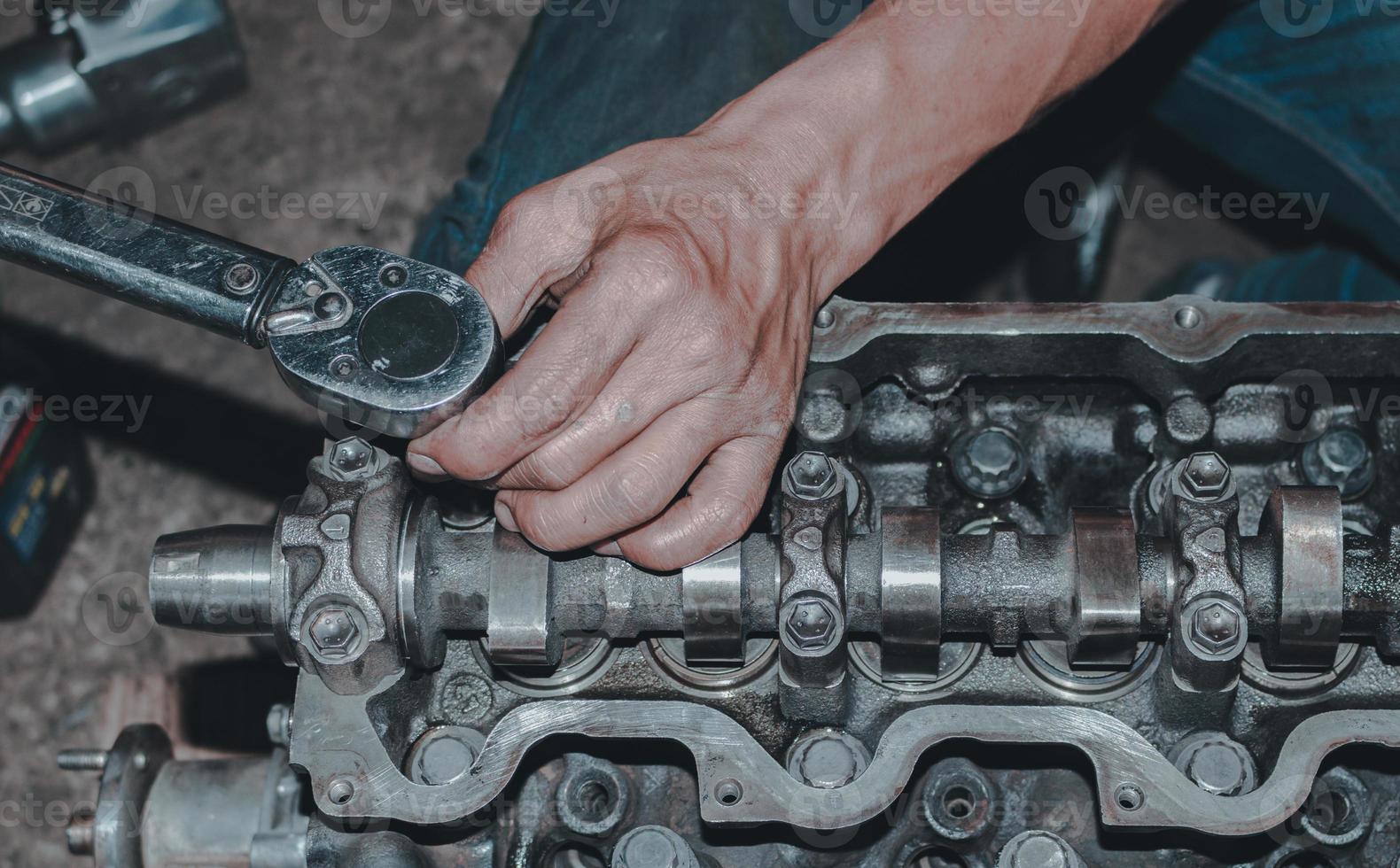 le mécanicien vérifie le moteur. photo