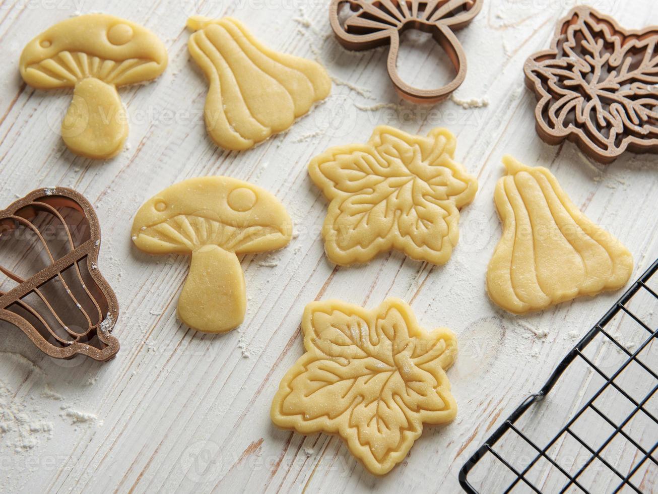 faire des biscuits sous forme de citrouille et de feuilles photo