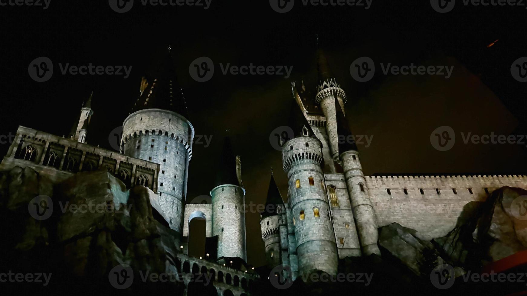 osaka, japon le 8 juillet 2019. un très beau spectacle de lumière la nuit au château de poudlard que vous devez et devez voir lorsque vous visitez les studios universels du japon. photo