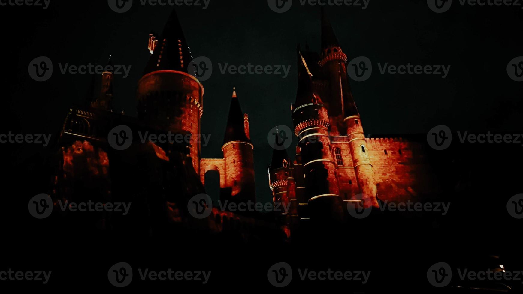 osaka, japon le 8 juillet 2019. un très beau spectacle de lumière la nuit au château de poudlard avec les quatre dortoirs. photo