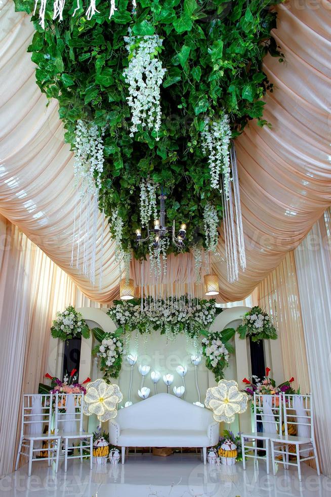 décorations de mariage. toile de fond de mariage avec des fleurs et des décorations de mariage indonésiennes. photo