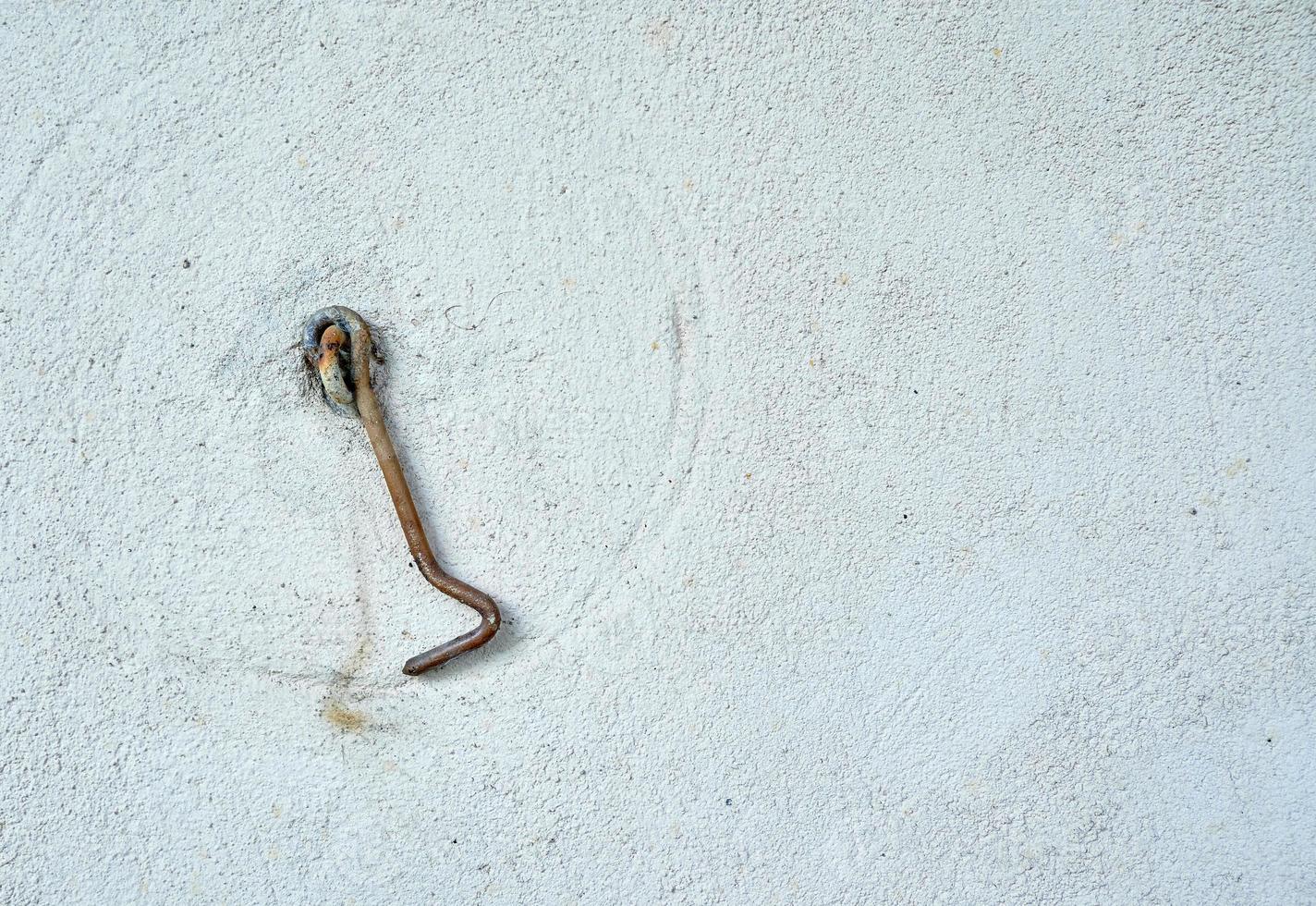 vieux crochet en métal sur le mur de la maison avec un espace vide pour l'insertion. photo