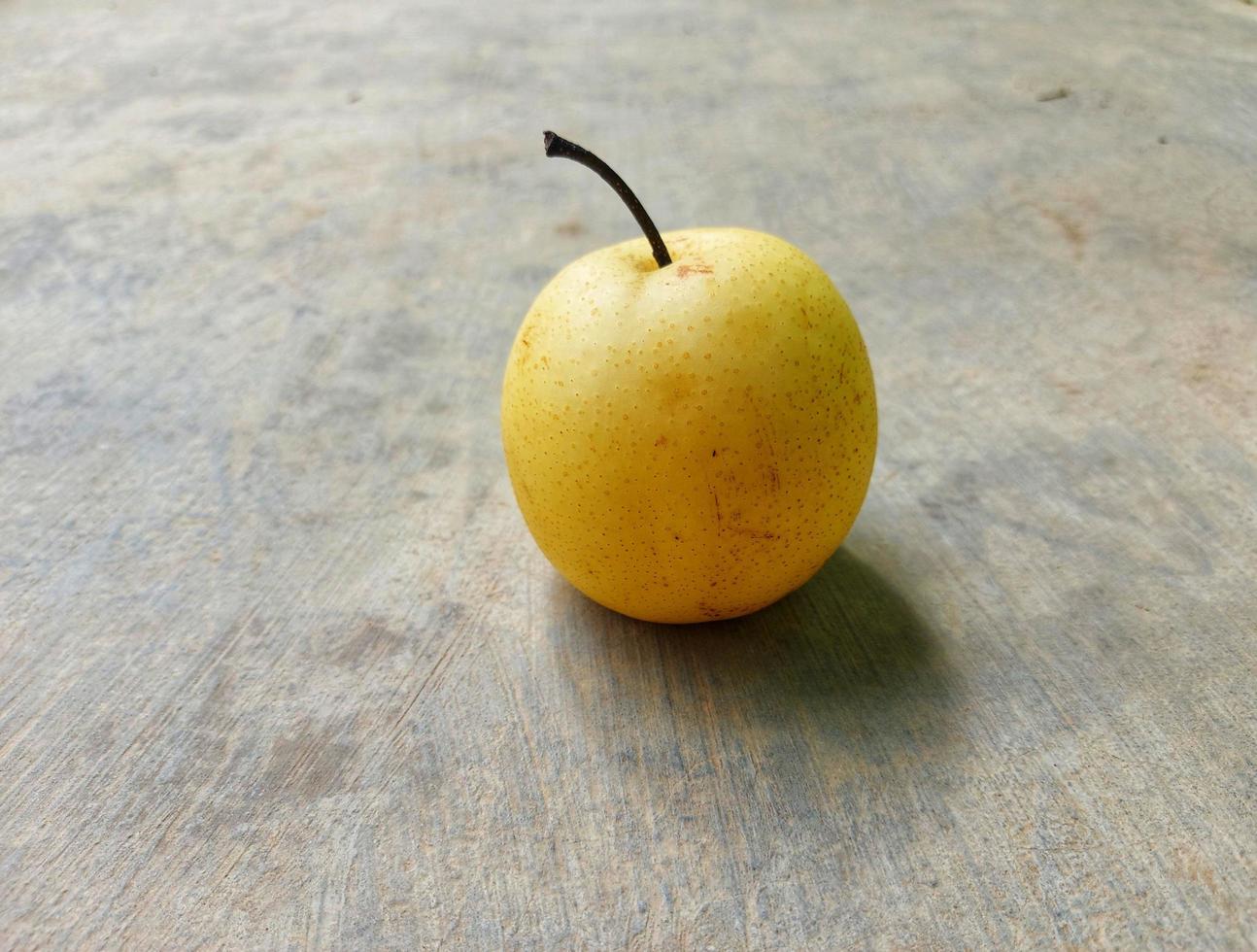 beauté de la poire jaune au soleil photo