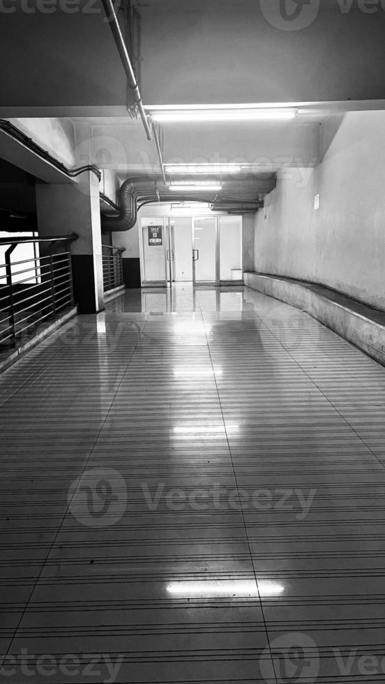 voie piétonne souterraine vide avec lumières allumées. tunnel moderne avec personne à belle perspective. photo