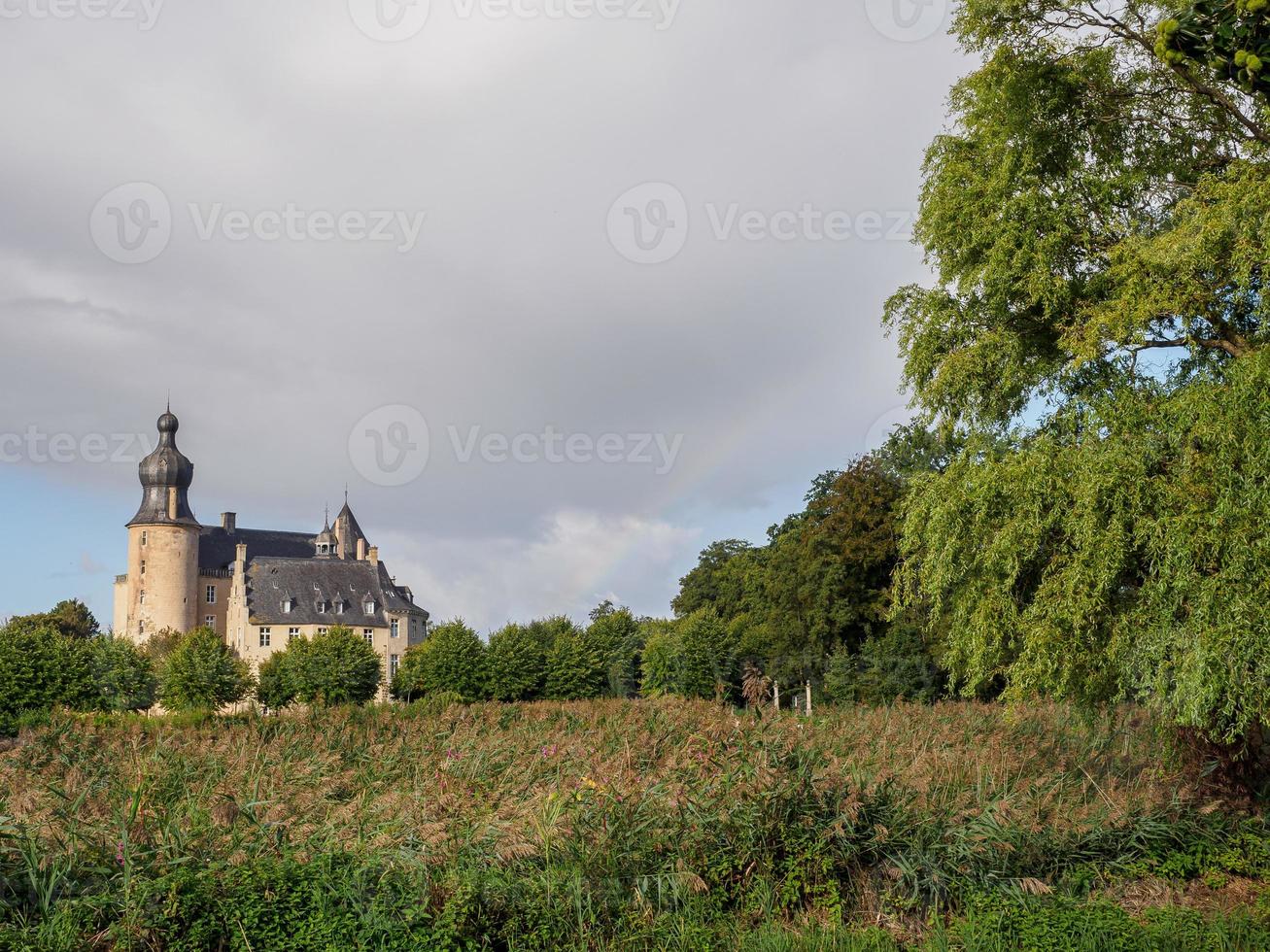 forêt et château en westphalie photo