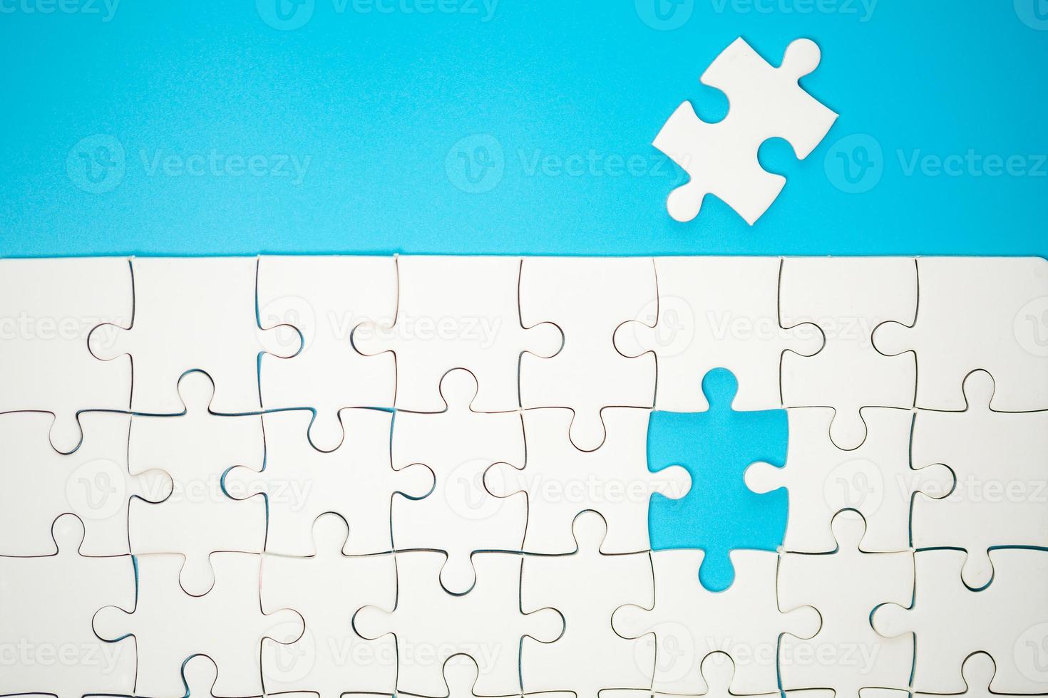 partie blanche des pièces de puzzle sur fond bleu. concepts de résolution de problèmes, réussite commerciale, travail d'équipe, jeu d'équipe incomplet, photo de texture avec espace de copie pour le texte