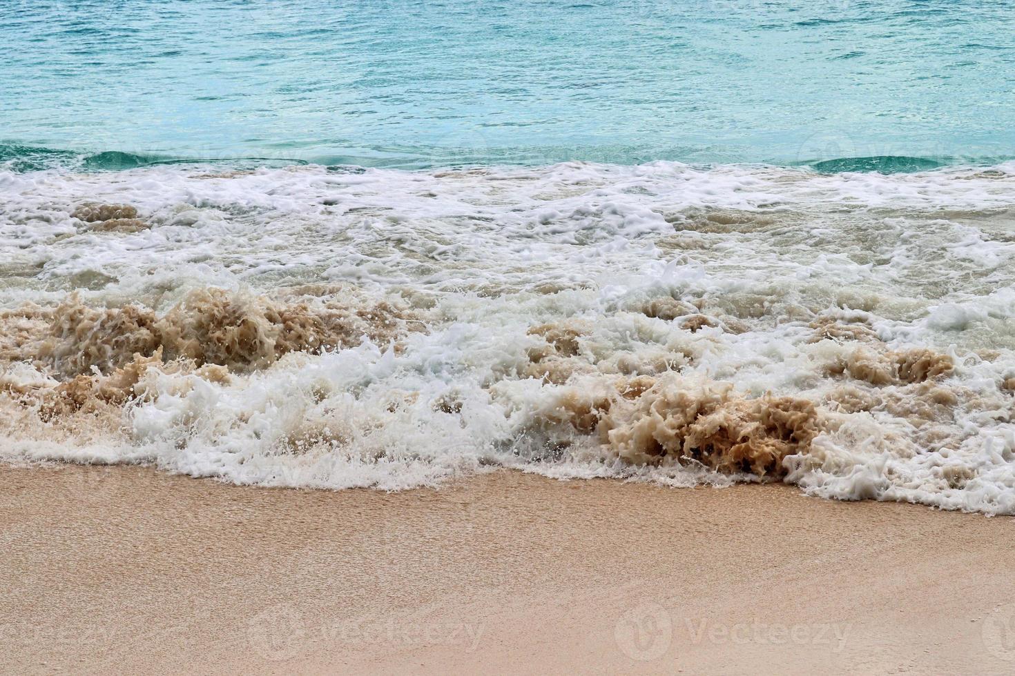 superbes vagues de l'océan indien sur les plages de l'île paradisiaque des seychelles photo