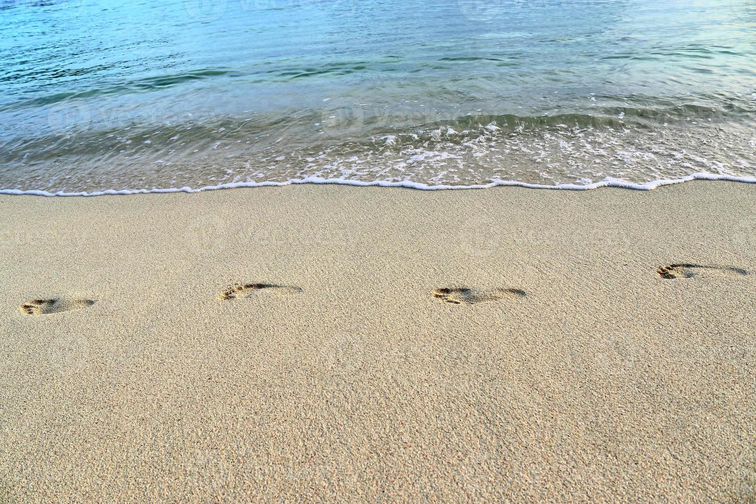 superbes vagues de l'océan indien sur les plages de l'île paradisiaque des seychelles photo