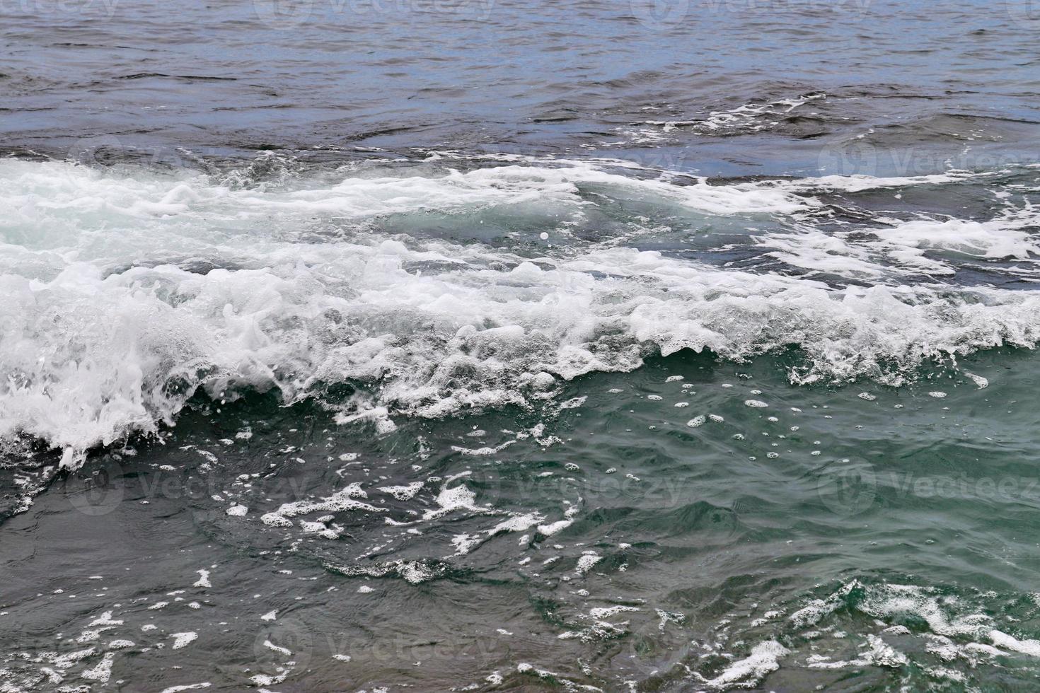 superbes vagues de l'océan indien sur les plages de l'île paradisiaque des seychelles photo
