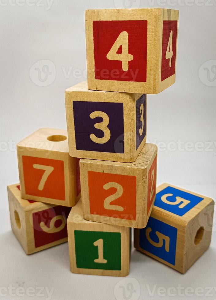 jouets éducatifs pour enfants, avec des formes de blocs et avec des chiffres et des couleurs photo