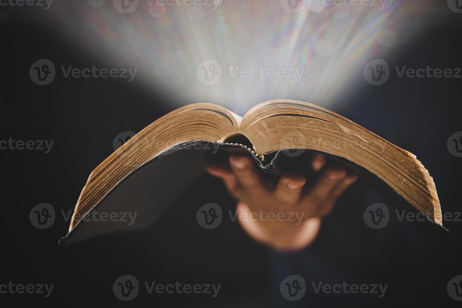 main de jeune femme tenant la sainte bible avec étude à la maison. livre de lecture chrétienne femelle adulte à l'église. fille apprenant la spiritualité religieuse avec prier Dieu. concept de foi en éducation des étudiants. photo