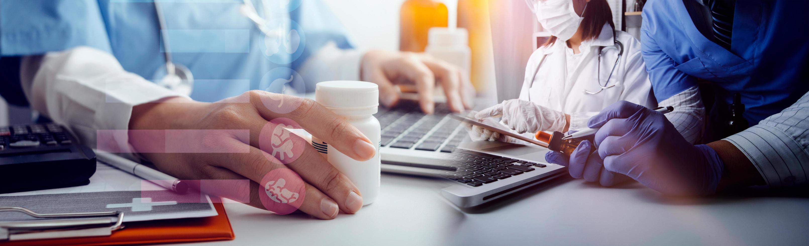 médecine médecin main travaillant sur une radiographie de patients numérise les soins de santé numériques et la connexion avec les icônes d'interface d'écran virtuel moderne, la technologie médicale et le concept de réseau. photo