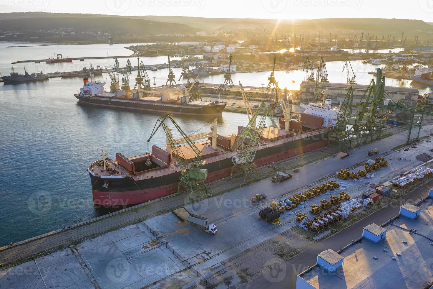 vue aérienne depuis le drone d'un grand navire chargeant du grain pour l'exportation dans le port. le transport de l'eau photo