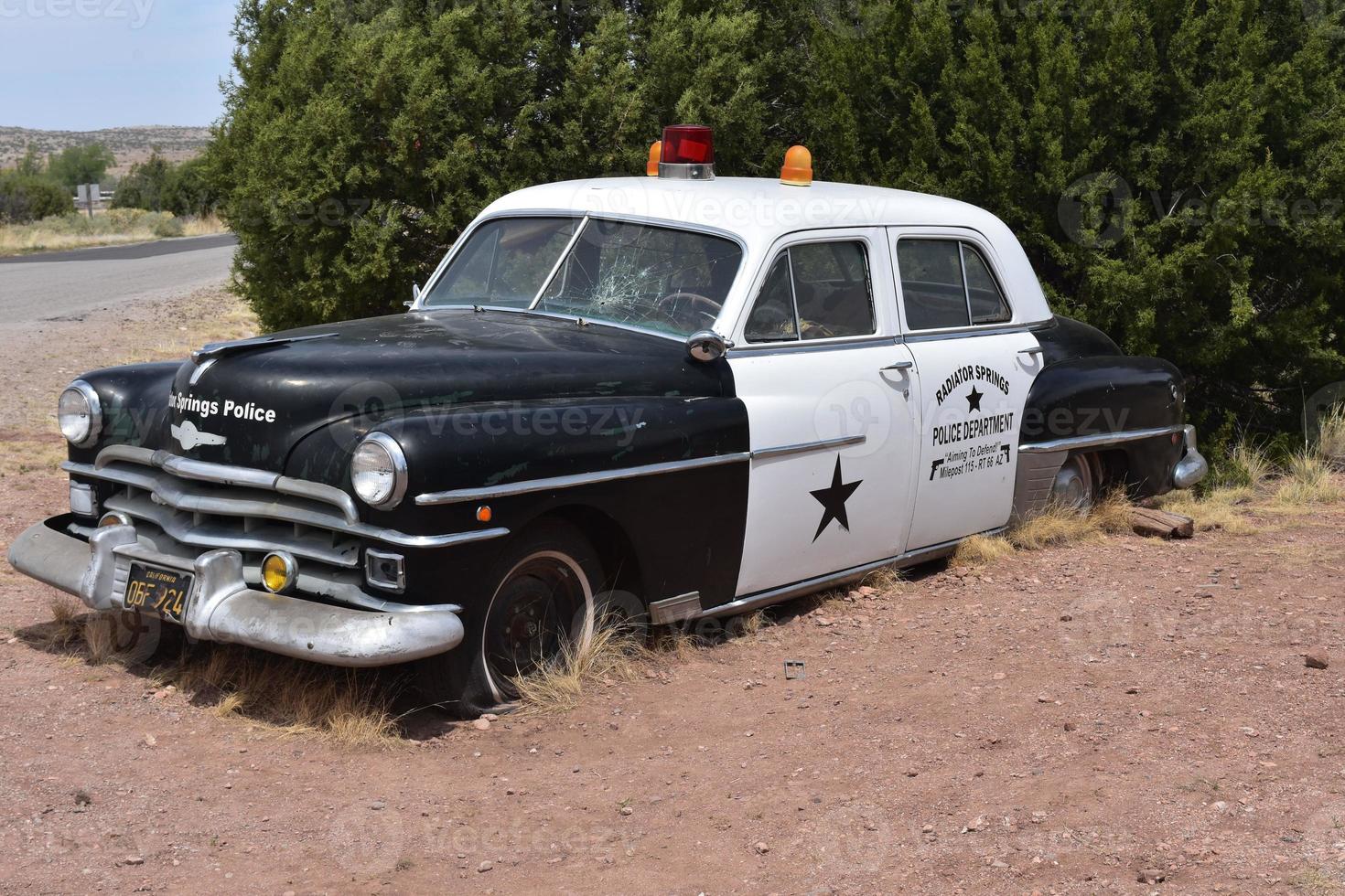 Pare-brise brisé sur une ancienne voiture de police photo