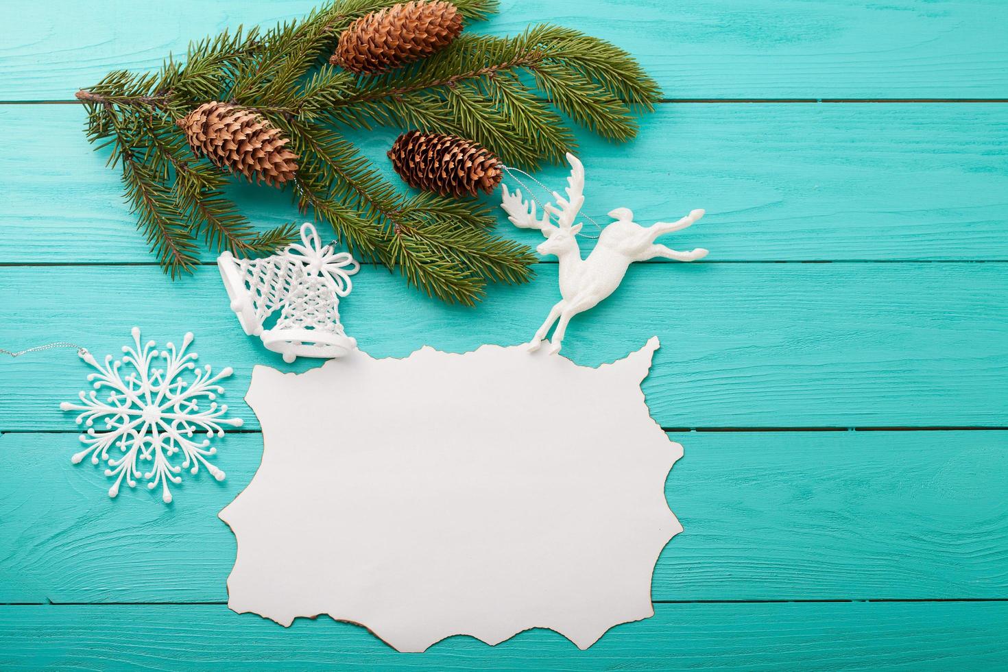 cadre de pommes de pin sur un arbre de noël sur fond de bois bleu. vue de dessus photo