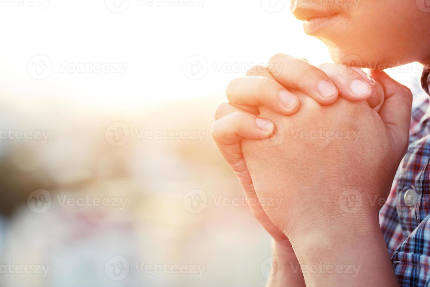 homme en prière espérant mieux. demander à Dieu bonne chance, succès, pardon. pouvoir de la religion, de la croyance, du culte. lever tenant la main après avoir assemblé, concept foi spiritualité. bouddhisme. photo