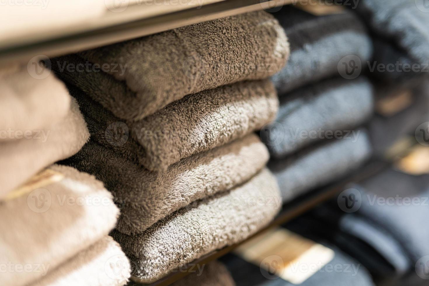 serviettes sur les étagères du magasin. pile de serviettes dans un magasin. photo