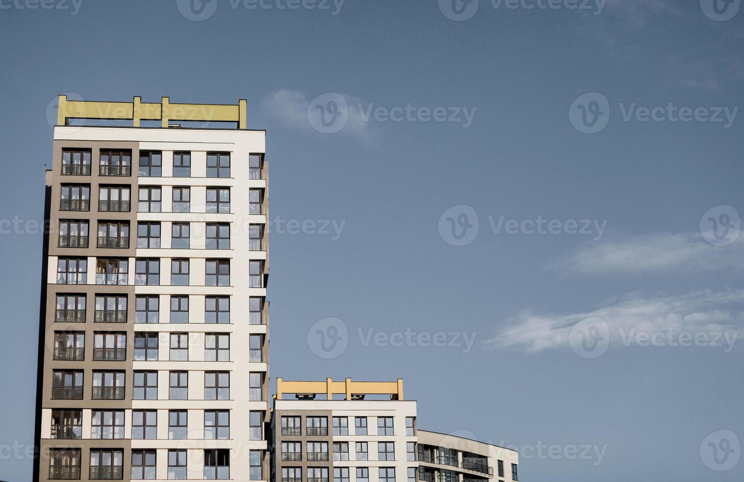 immeubles d'appartements contre un ciel bleu photo