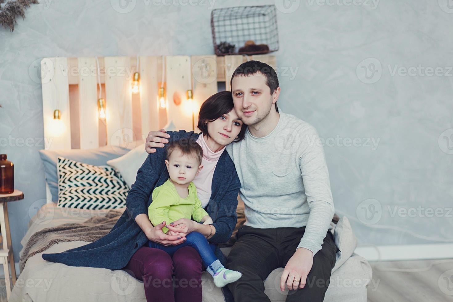 jeune famille dans la chambre photo