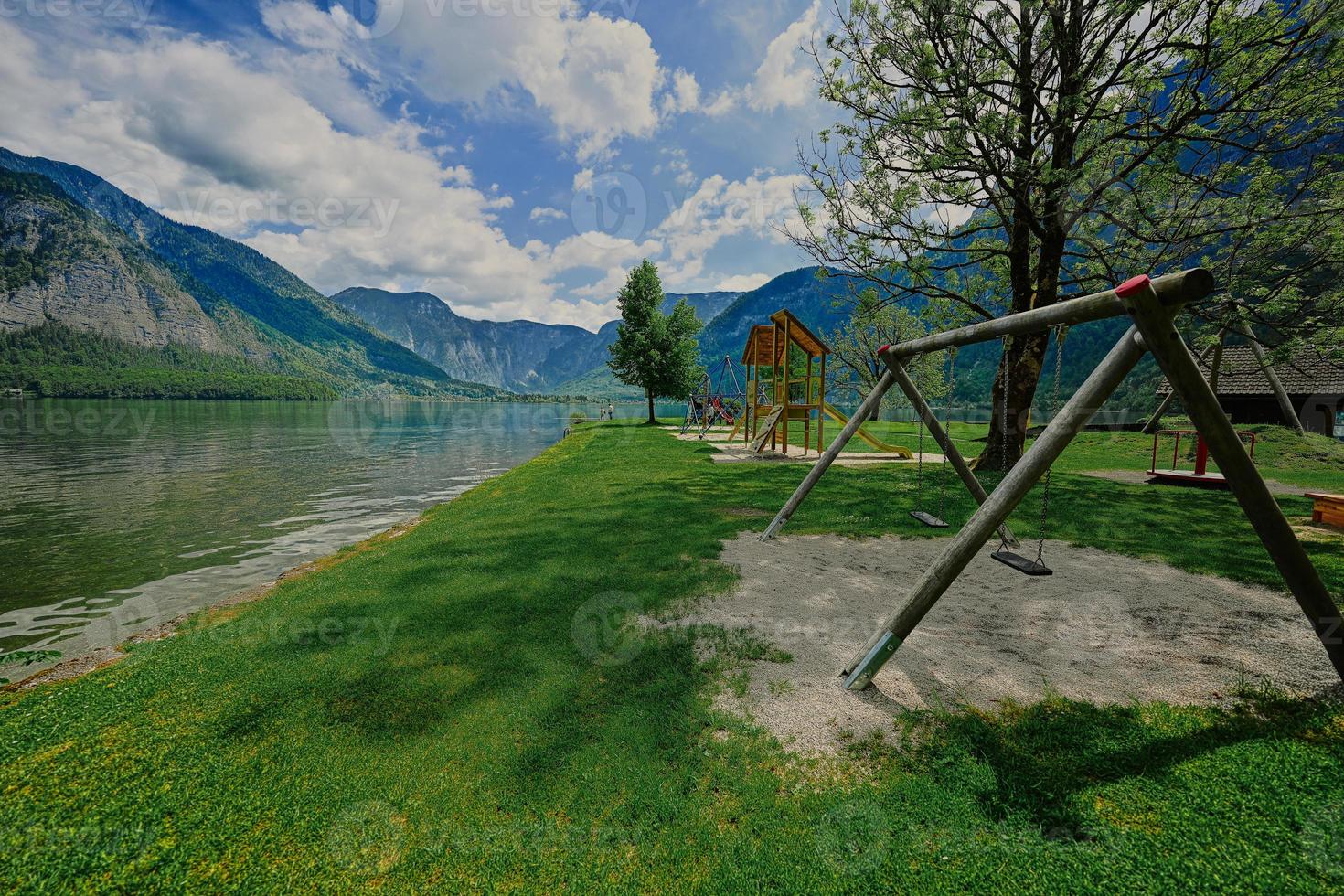 balançoire en bois dans l'aire de jeux à hallstatt, autriche. photo