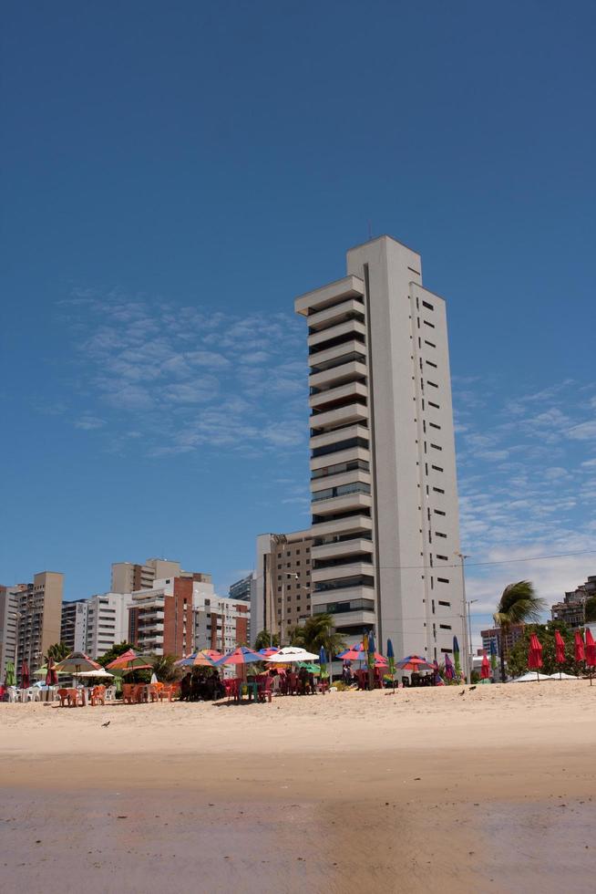 fortaleza ceara, brésil, 13 septembre 2022 une étendue de plage à fortaleza, brésil connue sous le nom de plage d'iracema dans le quartier de meireles photo