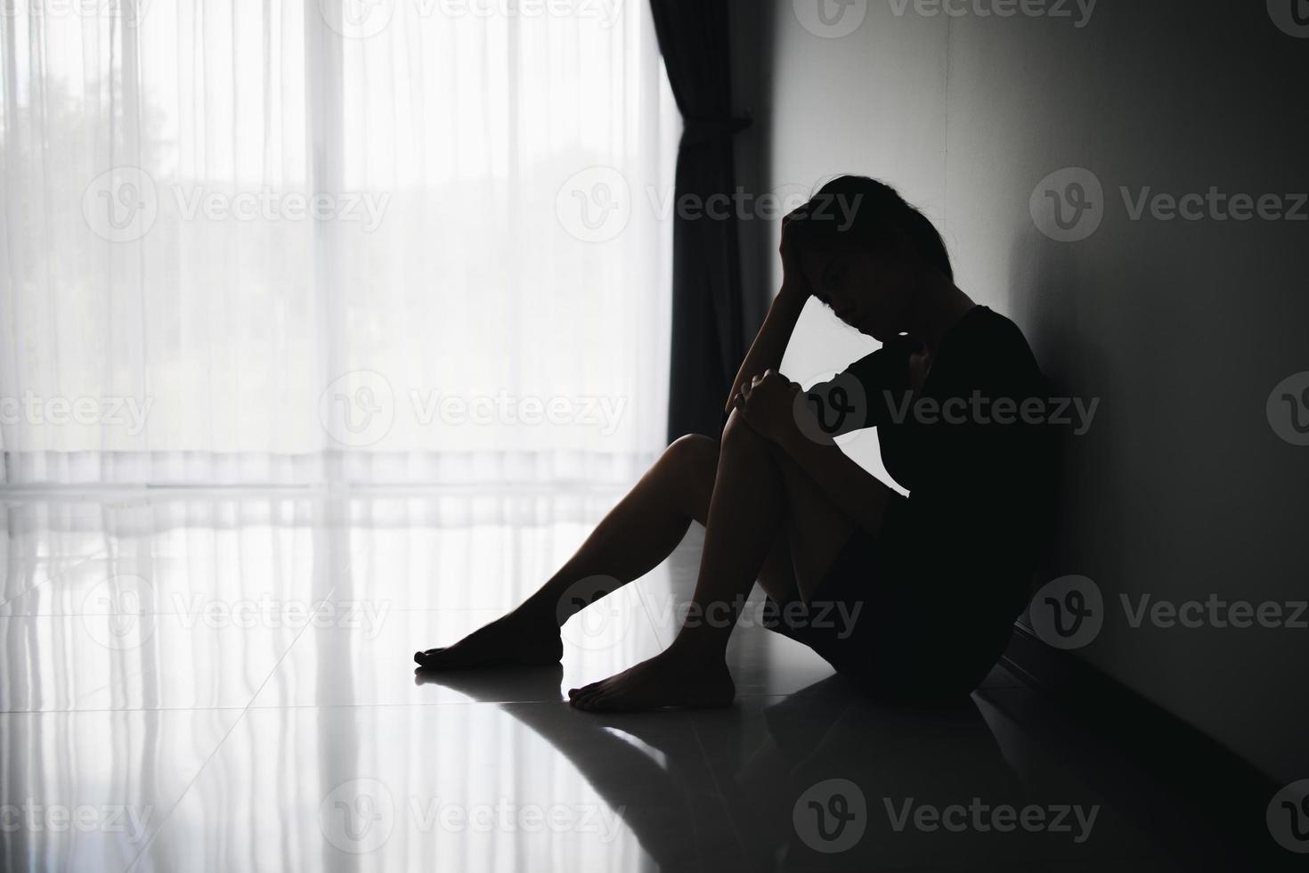 la silhouette d'une femme stressée et déprimée de travailler sous pression et espoir, expression triste, émotion triste, désespoir, tristesse. photo