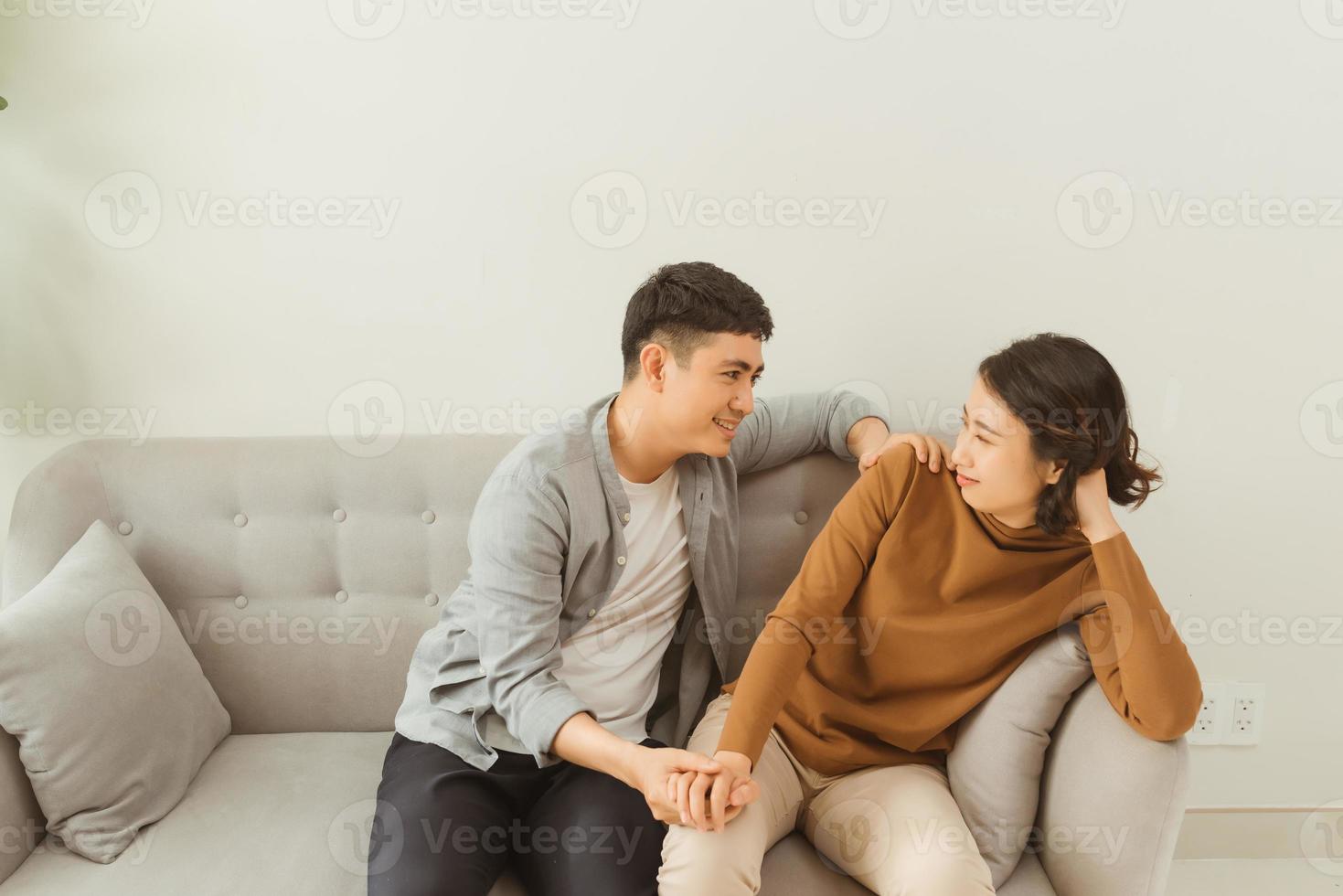 la femme est triste et déprimée, son homme la console. photo