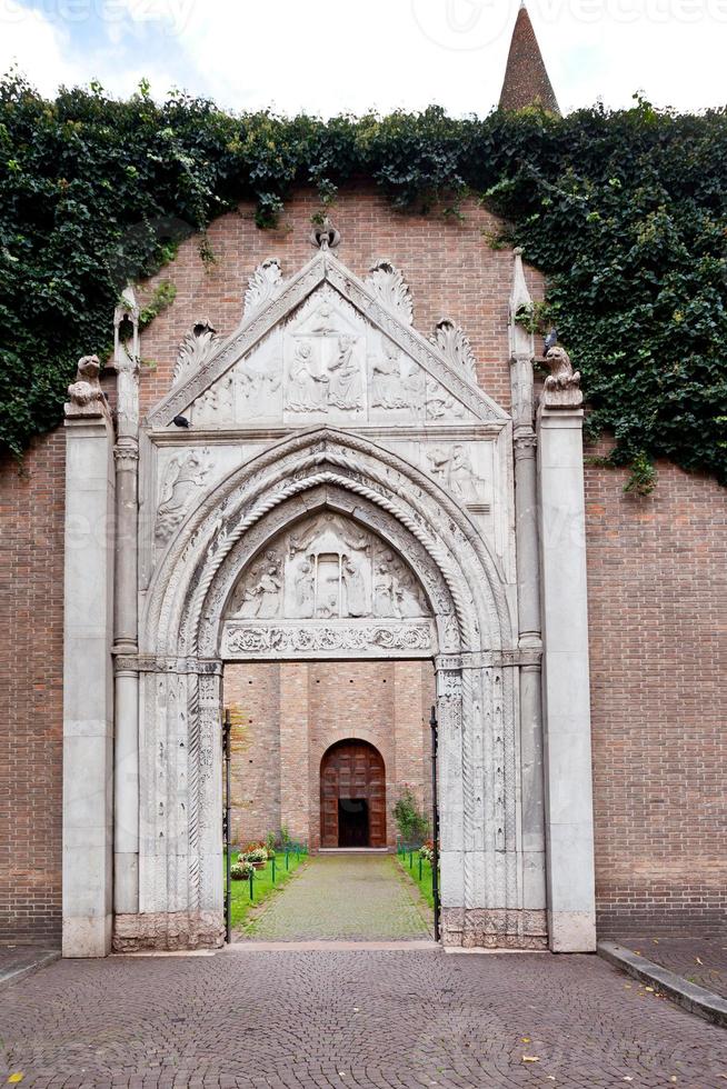 entrée dans la basilique san giovanni evangelista à ravenn photo