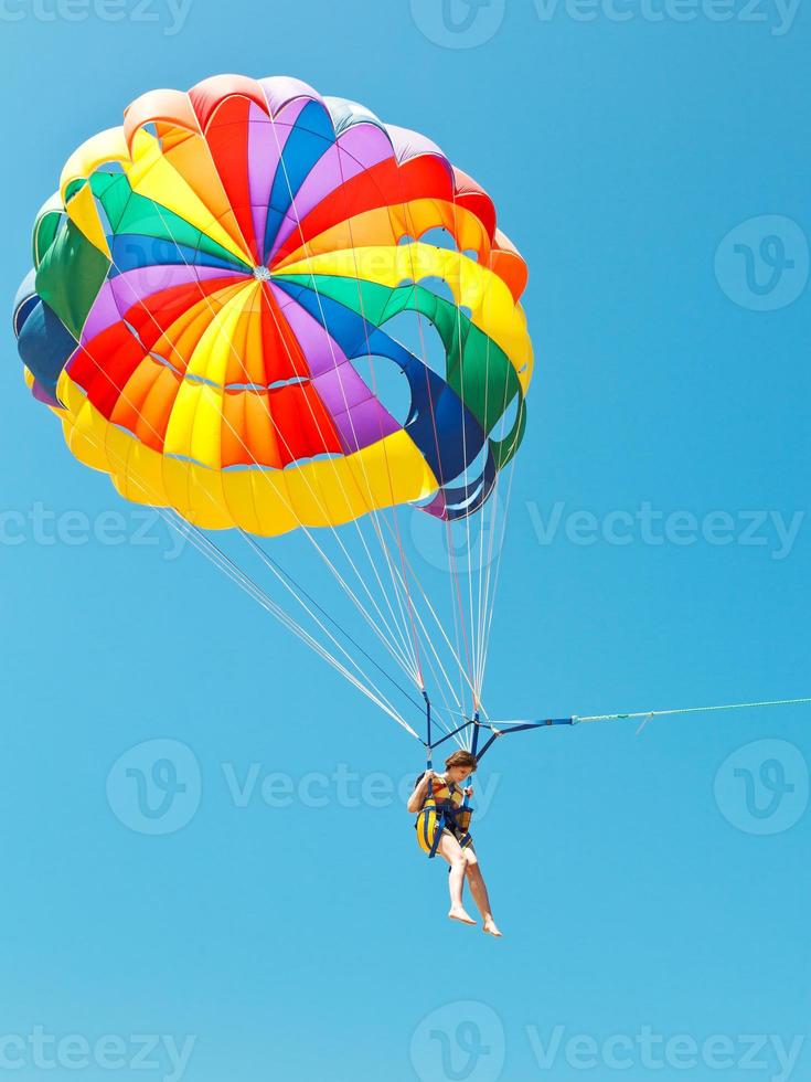 girl, parachute ascensionnel, sur, parachute, dans, ciel bleu photo