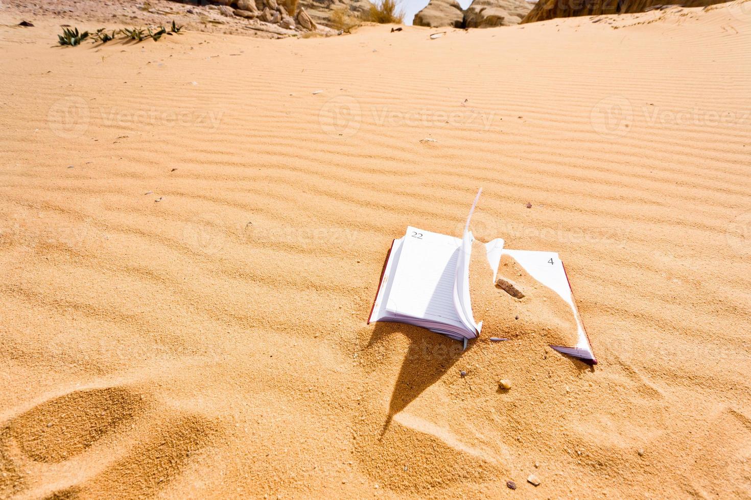 carnet de notes dans la dune de sable rouge du désert photo