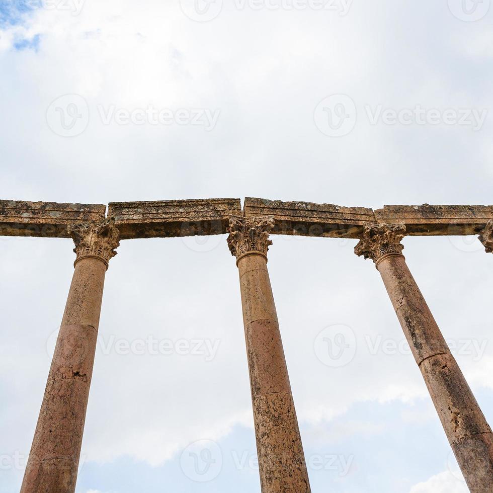 colonnes sur une route cardo maximus dans la ville de jerash photo