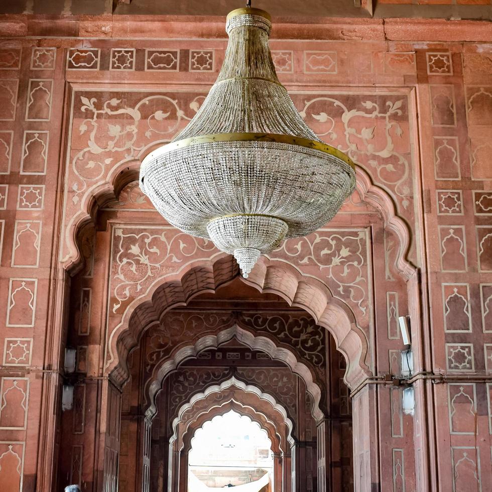 delhi, inde - 15 avril 2022 - touristes indiens non identifiés visitant jama masjid pendant la saison de ramzan, à delhi 6, inde. jama masjid est la plus grande et peut-être la plus magnifique mosquée de l'inde photo