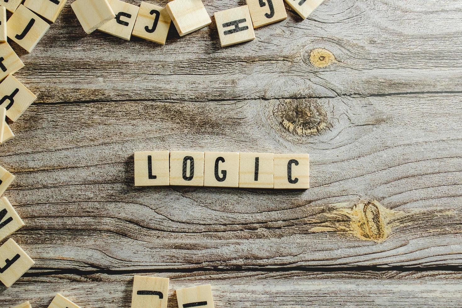 Mot logique écrit en cube de bois photo