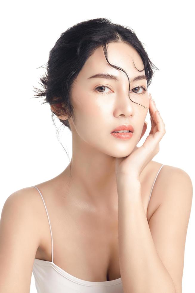 femme asiatique avec un beau visage et une peau fraîche parfaite et propre. modèle féminin mignon avec maquillage naturel et yeux pétillants sur fond blanc isolé. soin du visage, cosmétologie, concept de beauté. photo