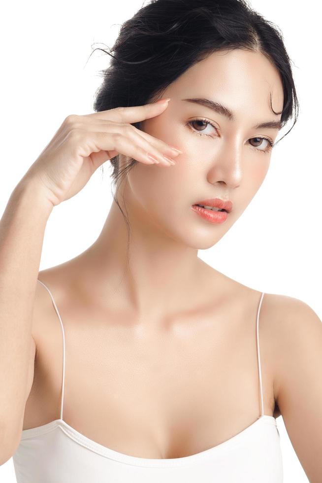 femme asiatique avec un beau visage et une peau fraîche parfaite et propre. modèle féminin mignon avec maquillage naturel et yeux pétillants sur fond blanc isolé. soin du visage, cosmétologie, concept de beauté. photo