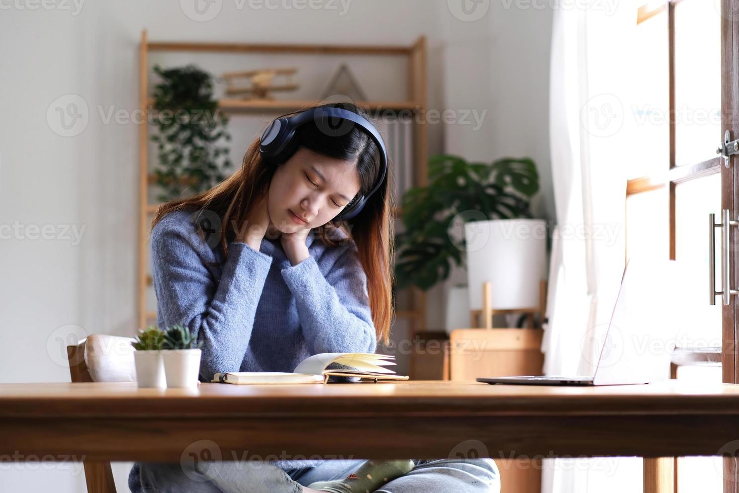 les belles femmes asiatiques se fatiguent après avoir étudié en ligne pendant longtemps, elle étudie en ligne. le concept d'apprentissage en ligne en raison de l'épidémie de covid-19 pour prévenir une épidémie en classe. photo