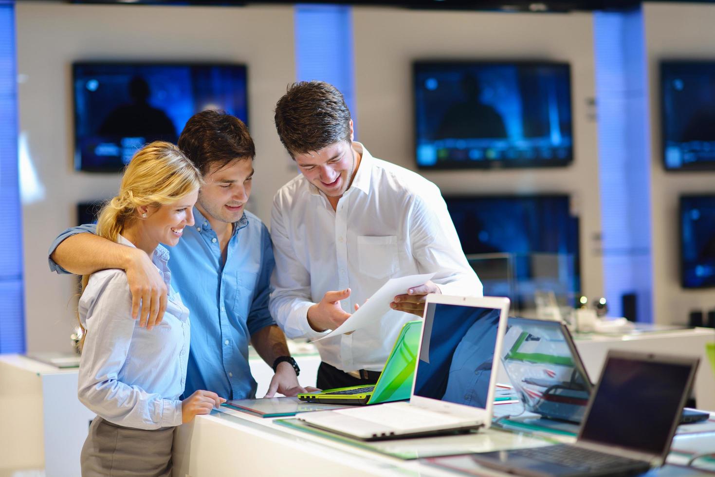 personnes dans un magasin d'électronique photo