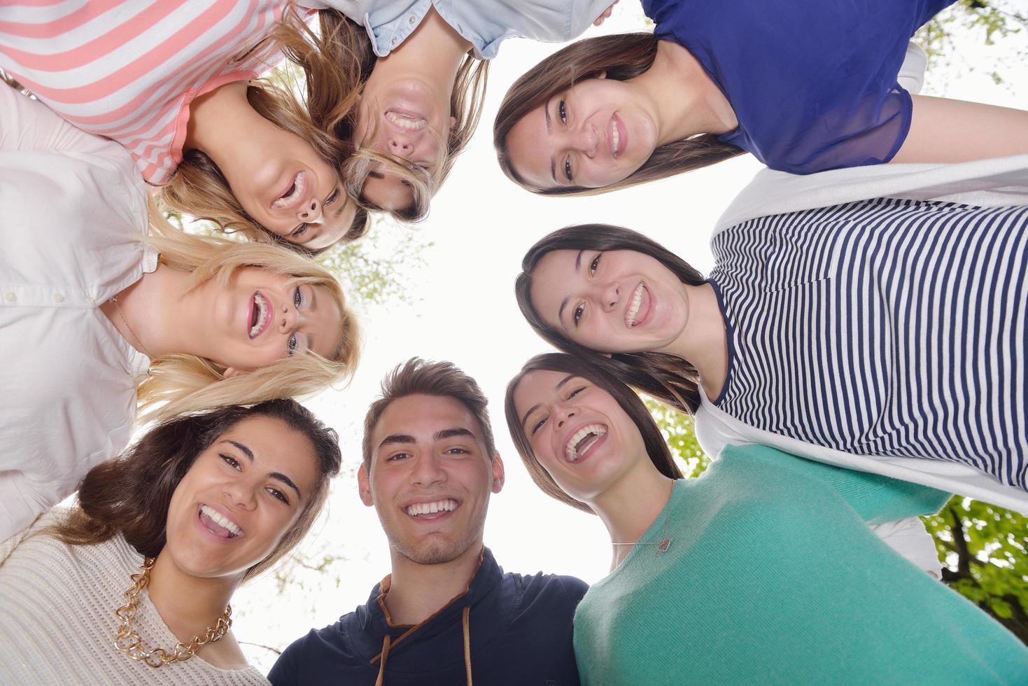 jeunes amis restant ensemble en plein air dans le parc photo