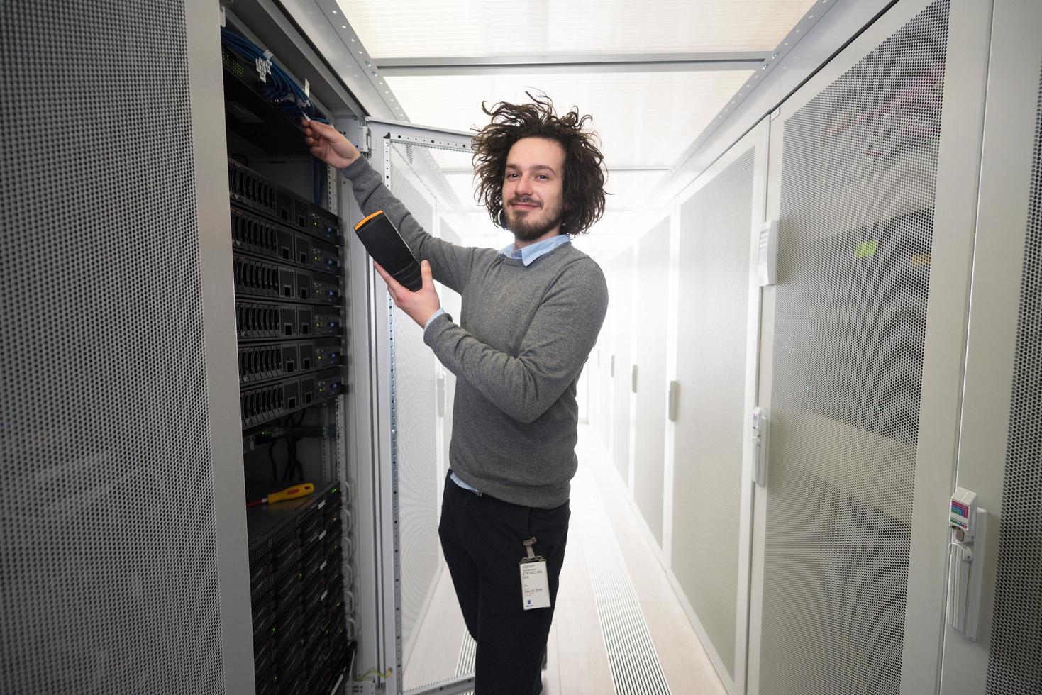 technicien utilisant un analyseur de câble numérique photo