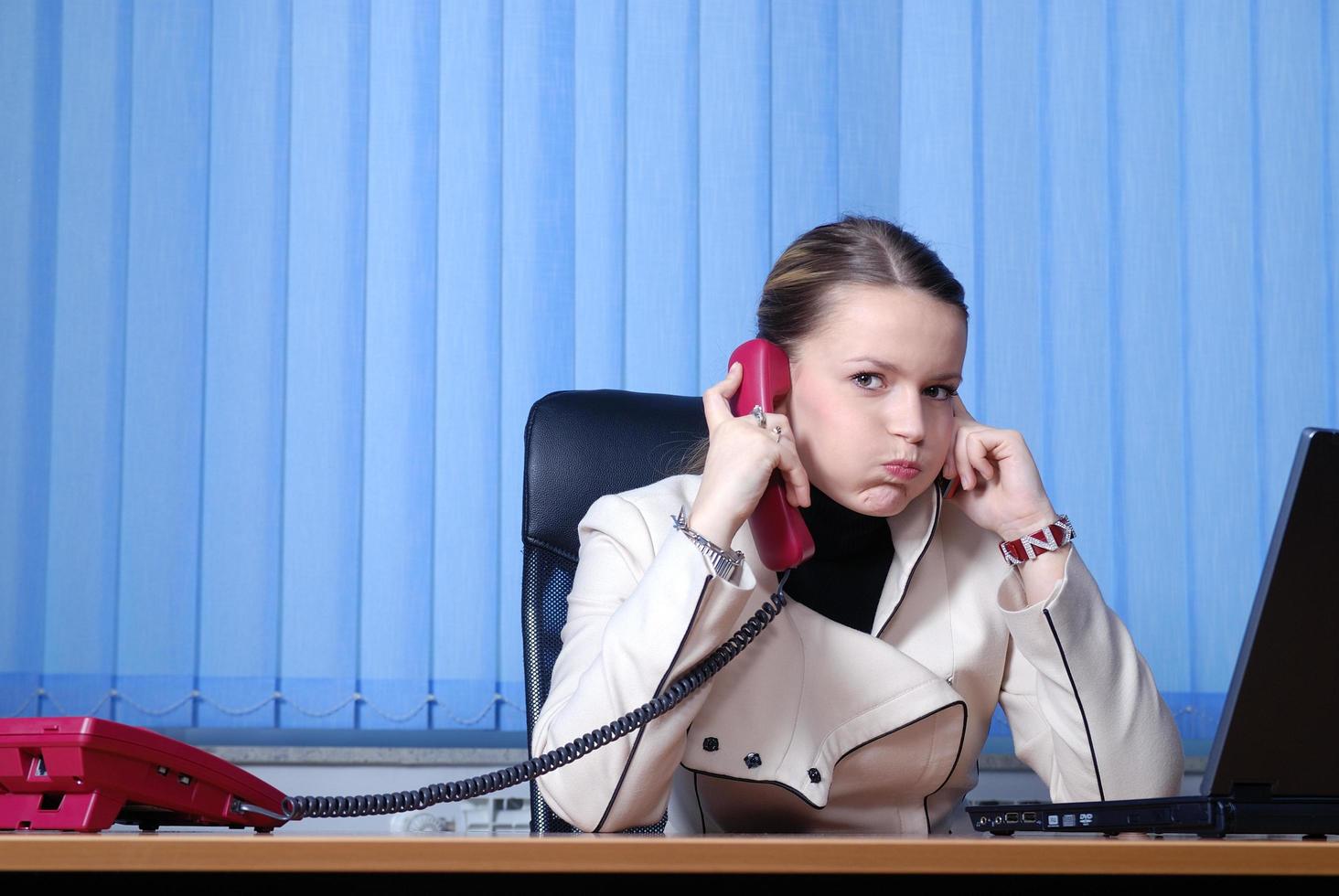 .jeune femme d'affaires travaillant sur un ordinateur portable au bureau photo