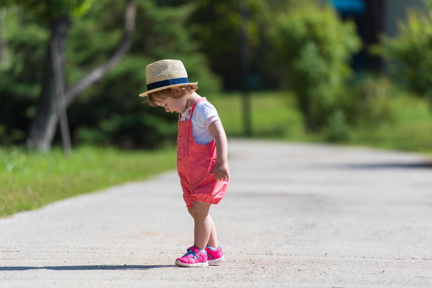 petite fille qui court dans le parc d'été photo