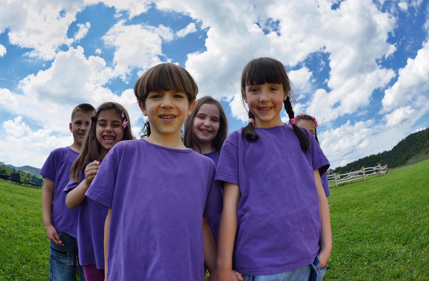 groupe d'enfants heureux s'amuser dans la nature photo