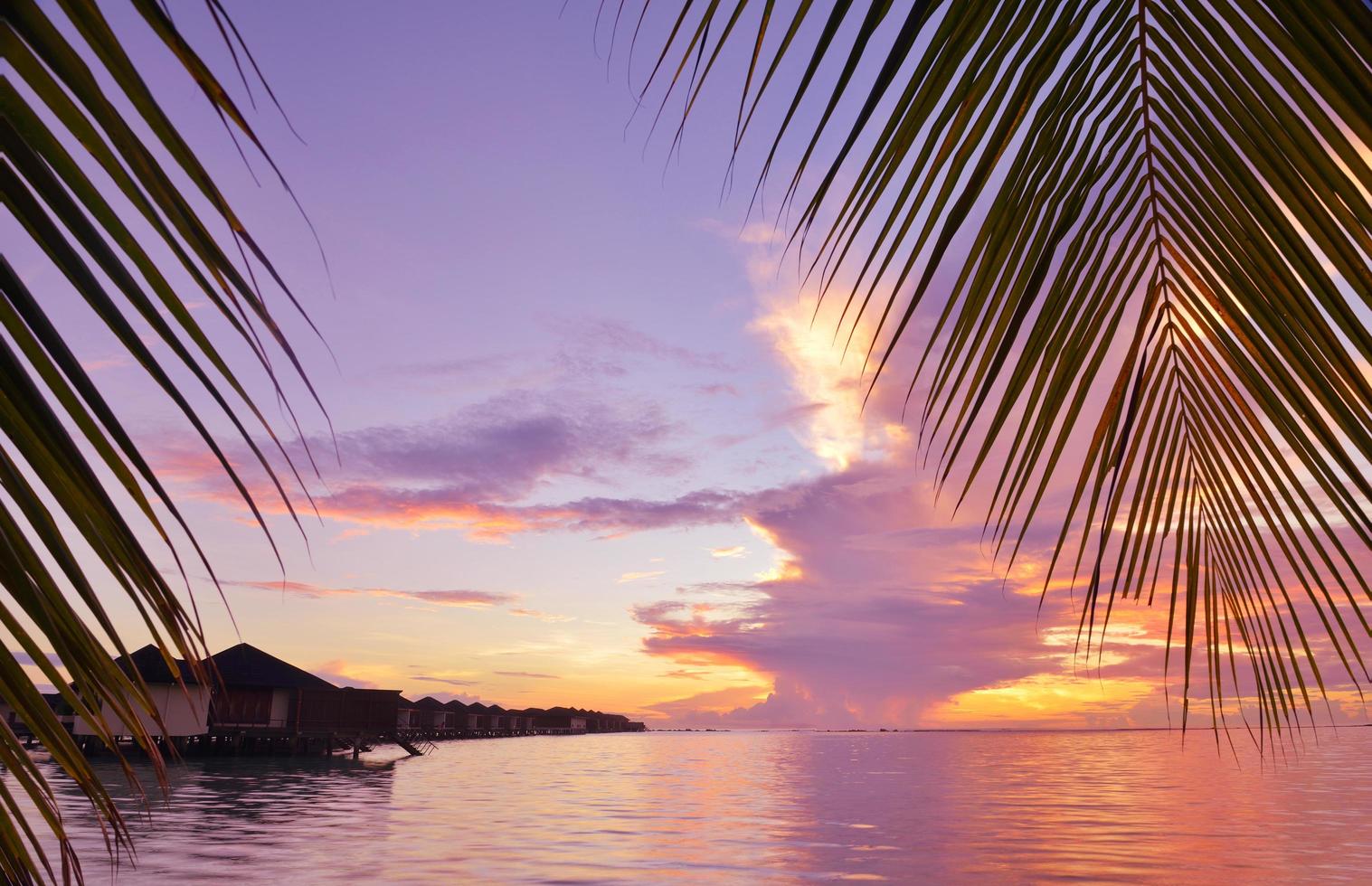 coucher de soleil sur la plage tropicale photo