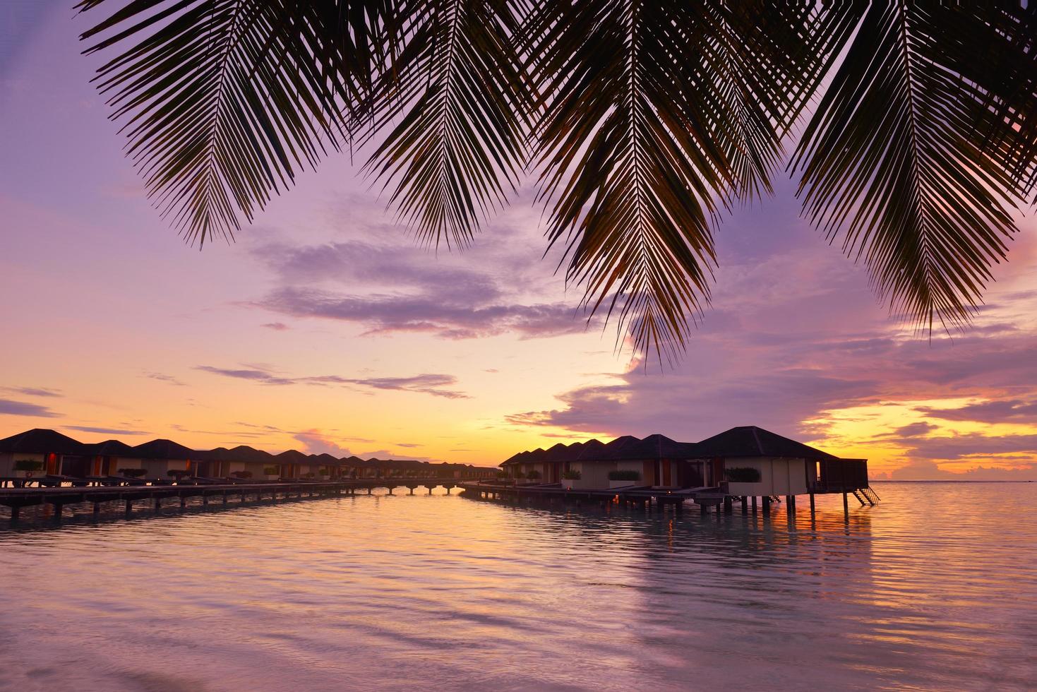coucher de soleil sur la plage tropicale photo