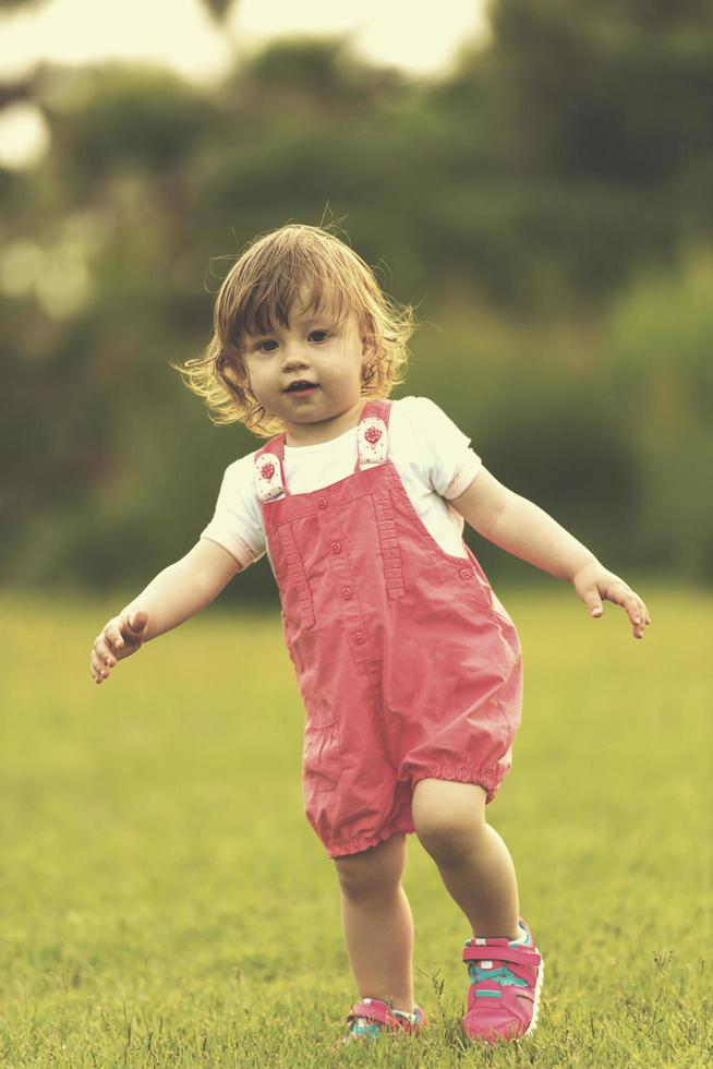 petite fille passe du temps dans le jardin photo