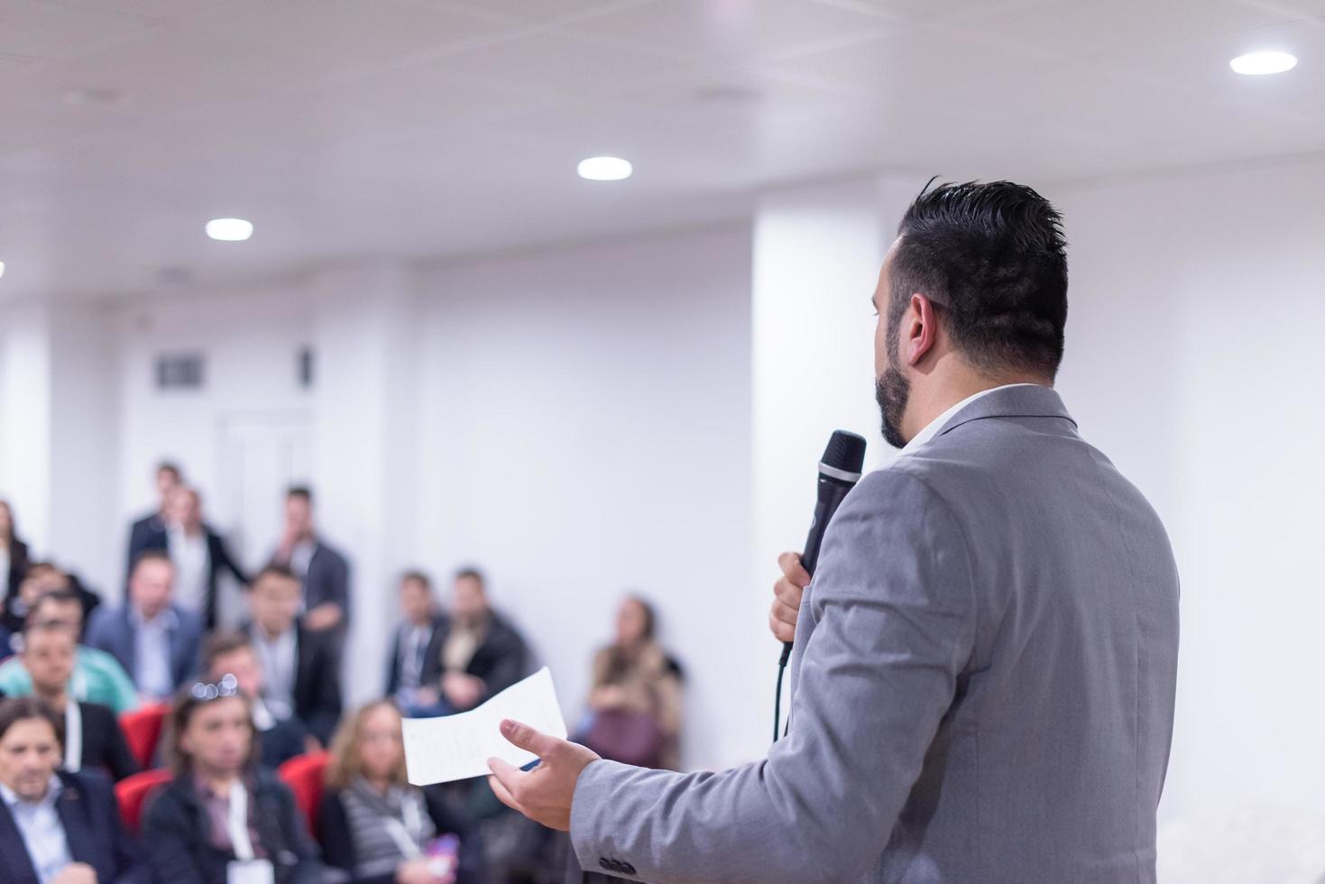 homme d'affaires donnant des présentations dans la salle de conférence photo