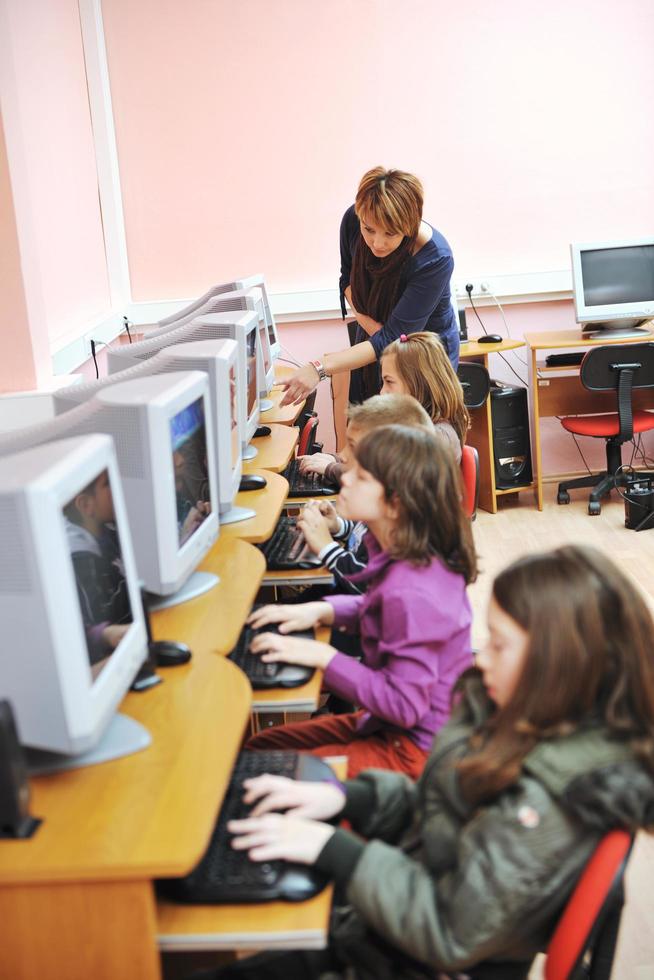 éducation informatique avec les enfants à l'école photo