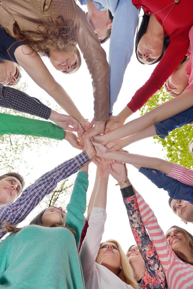 jeunes amis restant ensemble en plein air dans le parc photo