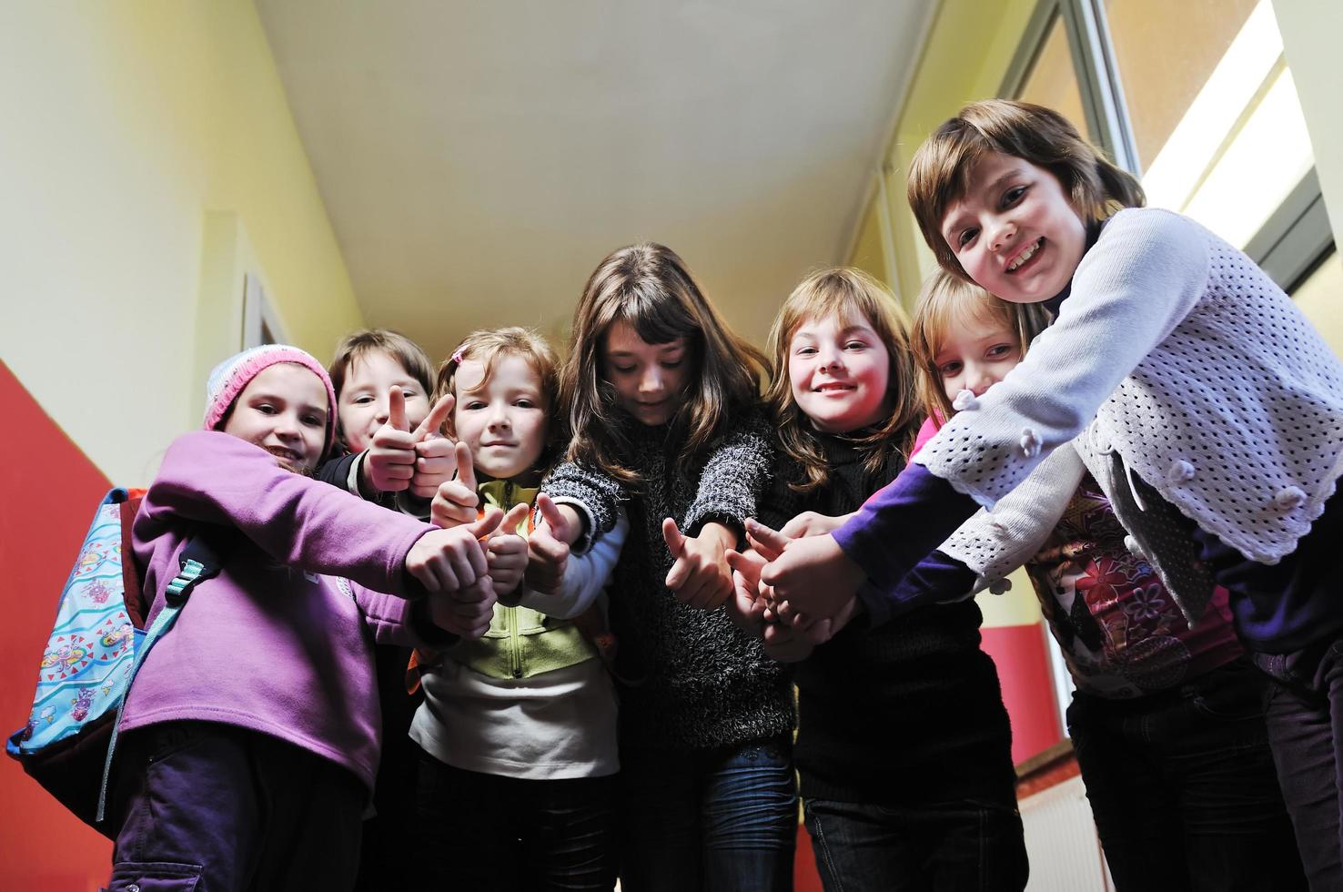 groupe d'enfants heureux à l'école photo