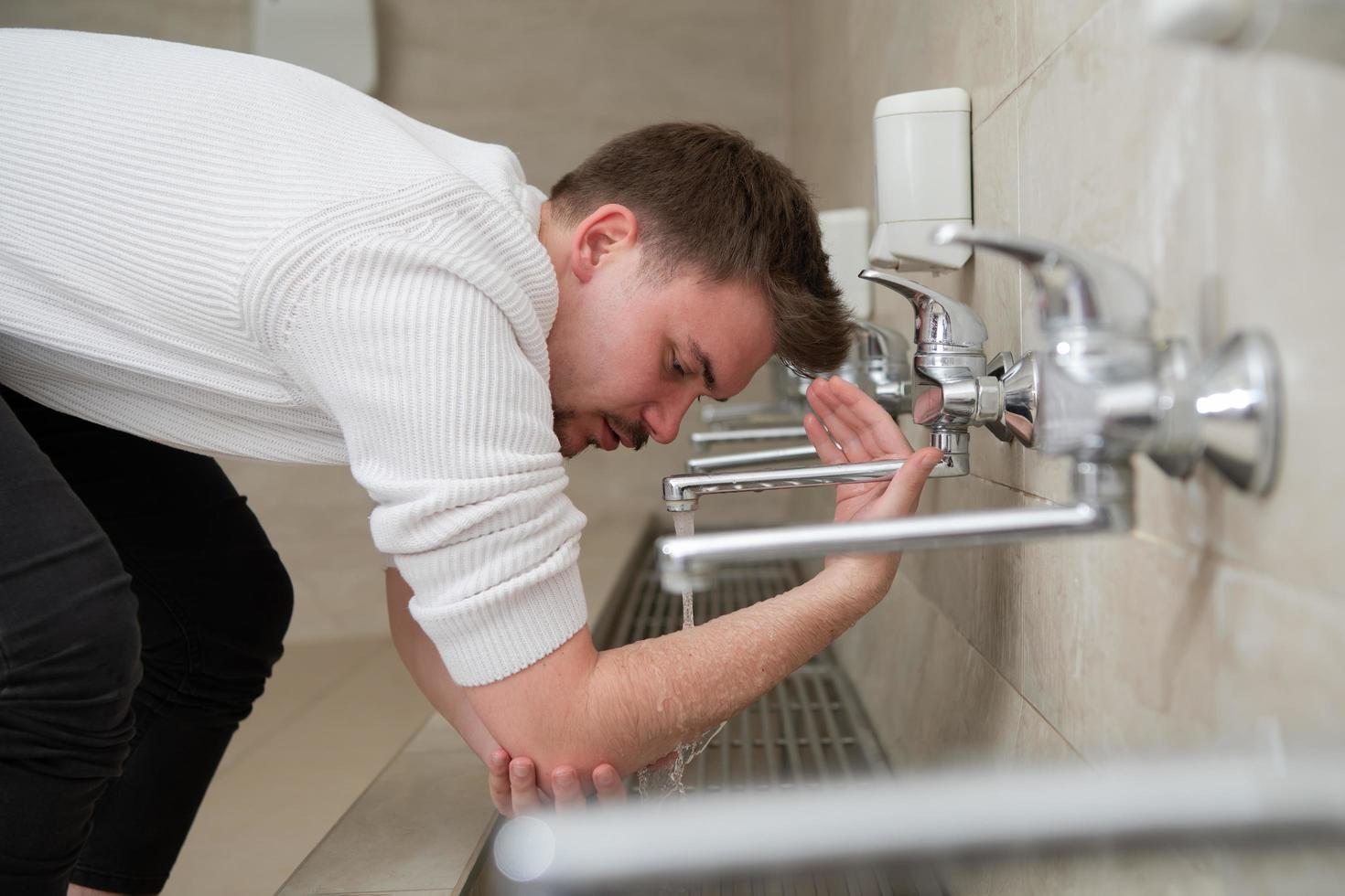 un musulman prend l'ablution pour la prière. rite religieux islamique photo